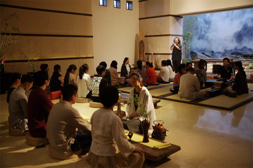 插花淡雅与茶具的素美相映成趣